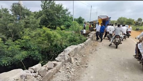 परभणी ते हिंगोली मार्गावरील सतरामैल पुलावर अपघाताची दखल घ्यायला कोण आहे का?