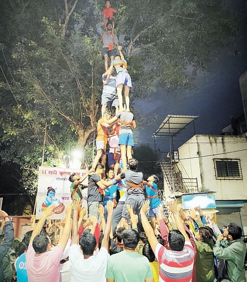 पुणे : कसब्यात मानवी मनोर्यांचा उत्साह शिगेला ; युवकांसह युवतींच्याही पथकांच्या सरावाला वेग