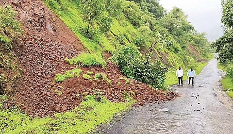 वेल्हे : गिवशी येथे पावसामुळे दरड कोसळली