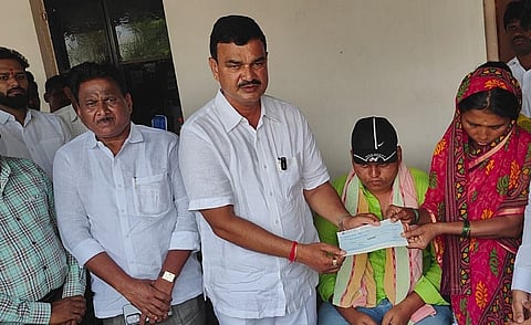 म्हसोबाचीवाडी दुर्घटनेतील कामगारांच्या कुटुंबीयांना आर्थिक मदतीचे धनादेश सुपूर्त