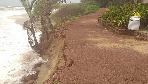 सिंधुदुर्ग: लाटांच्या तडाख्याने उत्तरवाडा किनारपट्टीची मोठी धूप