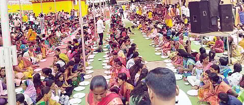 या गावाची अजब प्रथा ! चक्क 600 जावयांनीच गावकऱ्यांना दिले धोंड्याचे जेवण