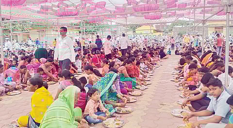 जावयांना सामुदायिक धोंडे जेवण; माहिजळगावमध्ये अनोखा उपक्रम