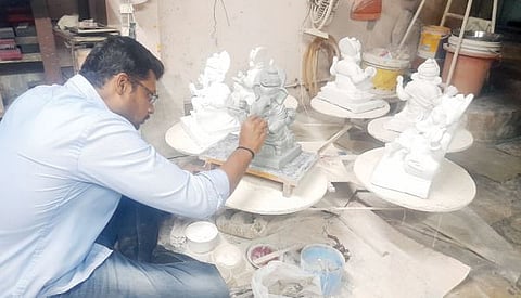 पिंपरी : गणेशमूर्ती बनविण्याच्या कारखान्यात लगबग