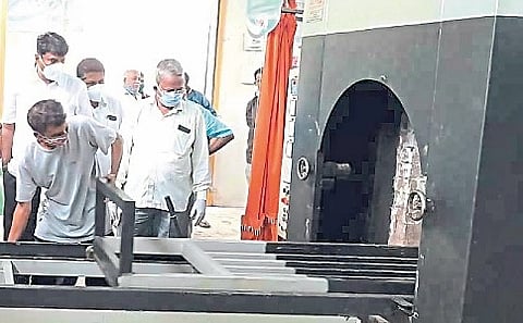 पुणे कॅन्टोन्मेंट बोर्डाच्या गॅसदाहिनीत पुन्हा बिघाड ! तब्बल दीड तासाने झाले अंत्यसंस्कार