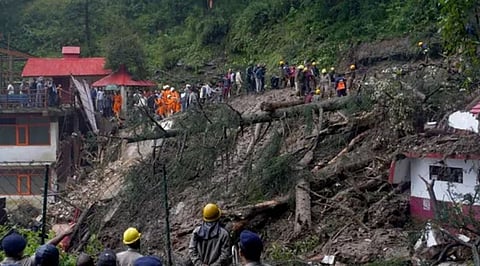 सिमल्याच्या समरहिल भागात साेमवारी मंदिरावर झालेल्या भूस्खल झाले हाेते. मंगळवारीही शाेधकार्य सुरु ठेवण्यात आले. या दुघर्टनेतील मृतांचा आकडा १५ वर पोहोचला आहे.