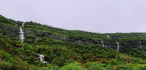 पावसाने निसर्गसौंदर्याला बहर; कडूस परिसरातील चित्र