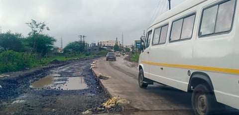 कामशेत : अपूर्ण कामामुळे चालकांचा जीव धोक्यात