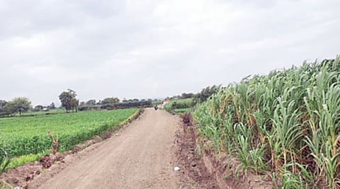 नगर : जाखुरी शिवरस्त्याचा श्वास मोकळा