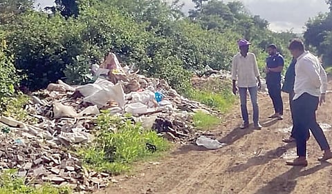 कचरा, राडारोडा अन् अतिक्रमणे ; मुठा कालवा रस्ता समस्यांच्या विळख्यात