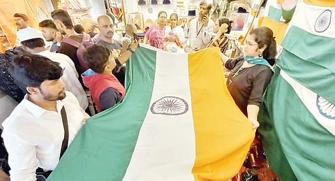 पुणे : खादीच्या झेंड्यासह तिरंगी फेटे