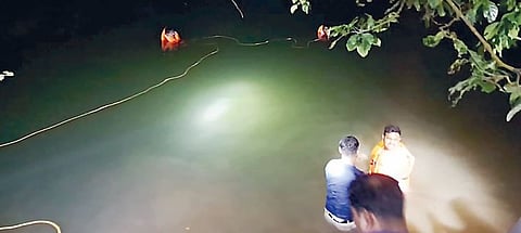 खडकवासला धरणात कार कोसळली