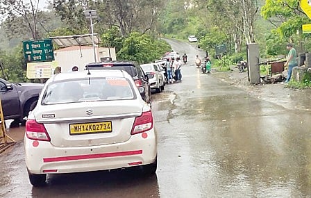 पर्यटकांच्या गर्दीने सिंहगड ’हाऊसफुल’