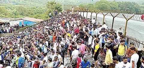 सलग सुटीमुळे लोणावळ्यात पर्यटकांची गर्दी