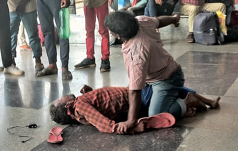 पुणे : रेल्वे प्लॅटफॉर्मवर गुंडाराज ! फ्री स्टाईल हाणामारी