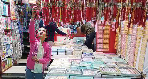 नवी सांगवी : डोरेमॉन, रॉकेट, चंद्रयान राख्यांनी सजली बाजारपेठ