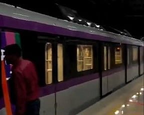 Pune Metro : पुणेकरांचा नादच खुळा! चक्क हात दाखवून थांबवली मेट्रो; व्हिडीओ होतोय तुफान व्हायरल