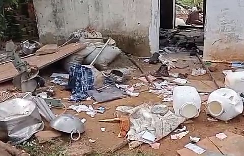 बडोदिया नौनागीर बसस्थानकाजवळ असणारा पीडितेचा घरावर जमावाने हल्ला केला. घराची तोडफोड केली.