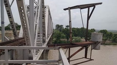 ब्रेकिंग : मिझोराममध्ये बांधकाम सुरु असणारा रेल्वे पूल कोसळला, १७ ठार; अनेक जण ढिगाऱ्याखाली गाडले गेले