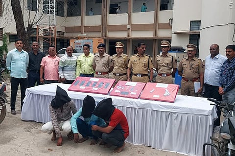 धुळे : दुचाकीस्वारांच्या डोळ्यात मिरची फूड टाकून लुटणारी टोळी गजाआड