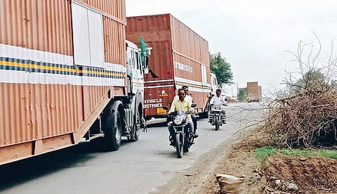 नानगाव : रस्त्याच्या कामाला गतिरोधक ठरतंय कोण?