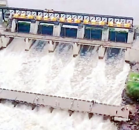 Nagar : नांदूर मधमेश्वर बंधार्यातून 15248 क्यूसेक विसर्ग