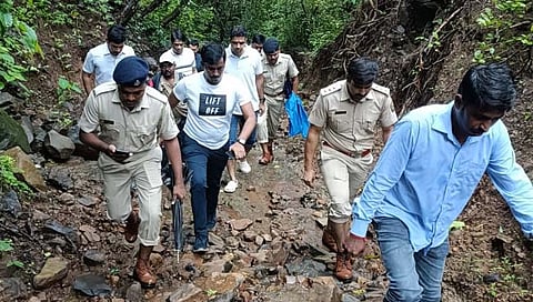 Nashik Collector Jalaj Sharma : जिल्हाधिकाऱ्यांनी ४ किमीची पायपीट करत गाठली अतिदुर्गम खैरेवाडी