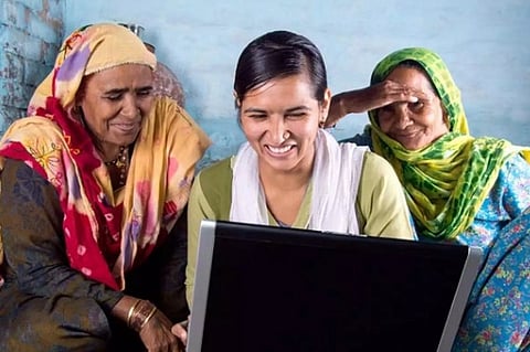 अहमदनगर : मोबाईलचा फळा नि बोटांचे खडू…! ‘नवभारत साक्षरता’मध्ये ‘उल्लास’ शिकविणार ग-म-भ-न