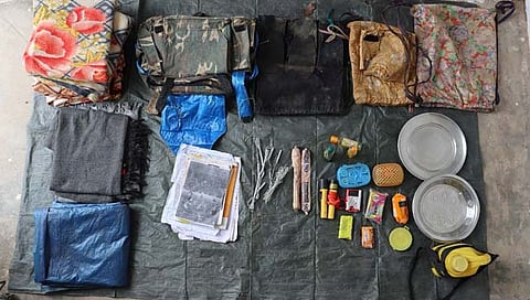 नक्षल शिबिरात सापडलेले स्फोटकांसह साहित्य