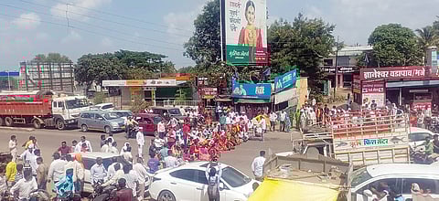 धक्कादायक! अहमदनगरमध्ये तहसीलदारांचा गळा दाबून जमिनीवर पाडले; वहिवाट रस्त्याचा वाद
