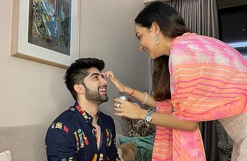 निखिल भांबरी बहिणसमवेत