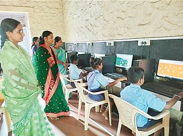 पाटीलवस्ती शाळेचे विद्यार्थी गिरवताहेत संगणकावर धडे