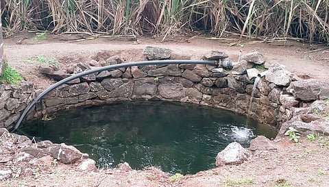 पारगाव : पिके वाचविण्यासाठी शेतकर्यांची धडपड