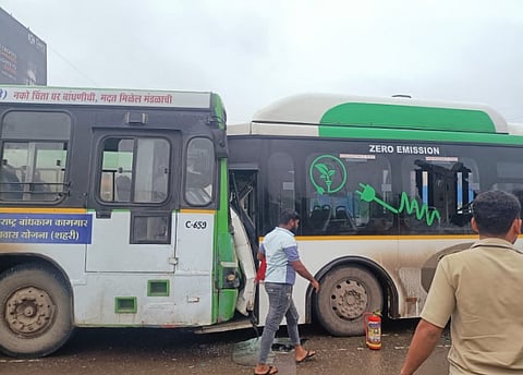 पुणे-नगर महामार्गावर पीएमपीएमएल बसची समोरासमोर जोरदार धडक