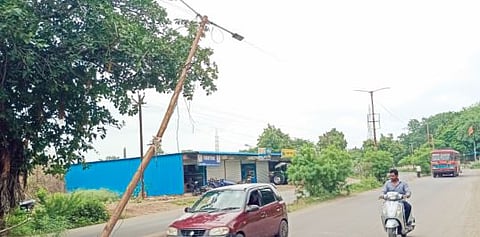 नगर : धोकादायक विजेचा खांब हलविण्याची मागणी