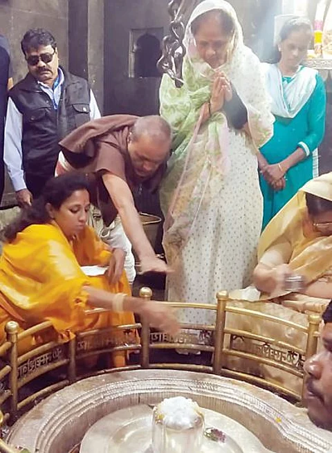 44 वर्षांत प्रथमच प्रतिभाताईंनी घेतले वळसे पाटील कुटुंबियांशिवाय भीमाशंकरचे दर्शन
