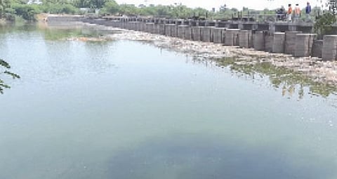 धक्कादायक ! प्रवरा नदीपात्रात रक्तमिश्रीत पाणी