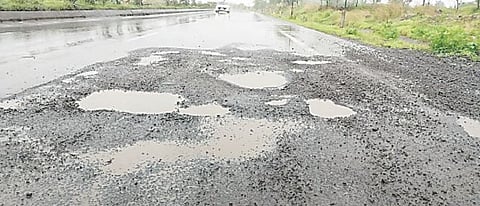पुणे-नाशिक राष्ट्रीय महामार्गावर खड्डेच खड्डे !