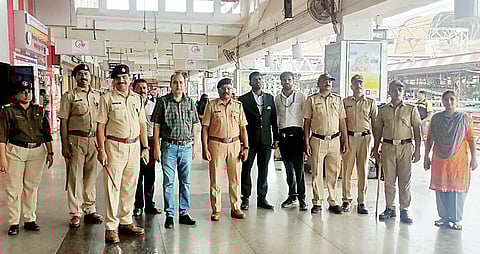 पुणे रेल्वे स्थानकात घुसखोरी करणार्यांना दणका