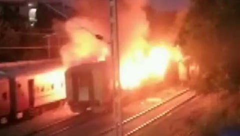 Tamil Nadu train fire | मदुराईजवळ रेल्वे डब्यात गॅस सिलिंडरचा स्फोट, १० प्रवाशांचा होरपळून मृत्यू, २० जखमी