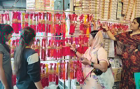 पिंपळे गुरव : आकर्षक राख्यांनी सजल्या बाजारपेठा