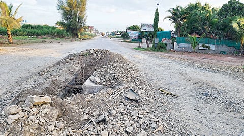 पारगाव ते चौफुला रस्ता प्रवास धोकादायक