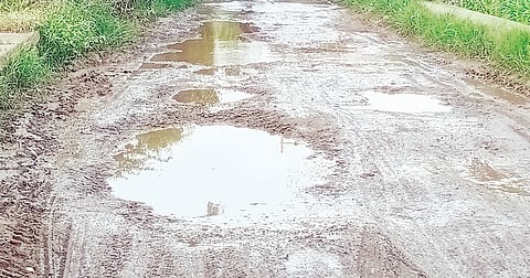 रस्त्यात खड्डे की खड्ड्यात रस्ते! देहूगाव परिसरातील चित्र