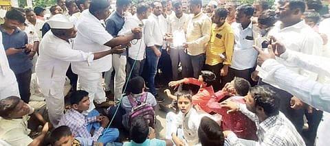 बोधेगाव : ग्रामस्थांनी तीन तास रोखला राज्यमार्ग