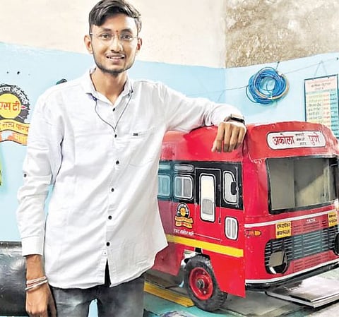 स्क्रॅपपासून साकारली 5 फुटी मिनी लालपरी