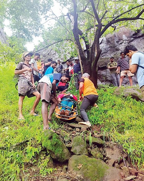 लोणावळा : जायबंदी झालेल्या पर्यटकाचे रेस्क्यू