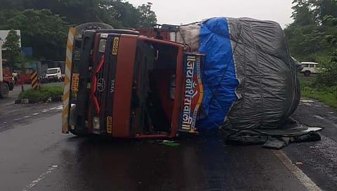 आयशर गाडीचा अपघात