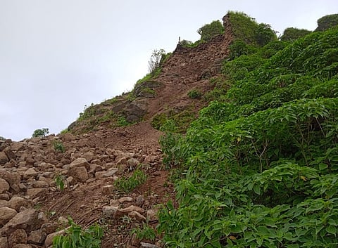 किल्ले रोहिडेश्वरच्या प्रवेशद्वार तटबंदीजवळील असलेला बुरुज ढासाळला (छाया : अर्जुन खोपडे)