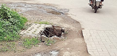 नवी सांगवी : वळणावरील खड्ड्यामुळे अपघाताची भीती