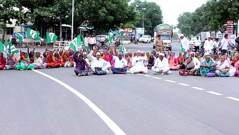 सांगली : पेन्शन मागणीसाठी आटपाडीत जनता दलाचा रास्ता रोको